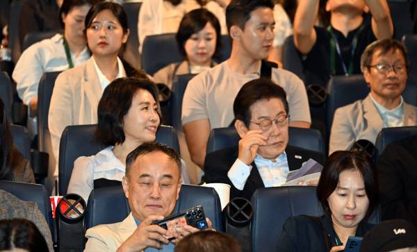 이재명 대통령과 김혜경 여사가 17일 서울 용산CGV ‘독립군:끝나지 않은 전쟁’ 상영관에서 영화 시작을 기다리고 있다.     이 대통령은 광복 80주년을 기념해 조진웅 배우가 추천한 이 영화를 본다면서 SNS를 통해 신청한 시민들과 동반 관람을 했다. 2025.8.17 [대통령실통신사진기자단]