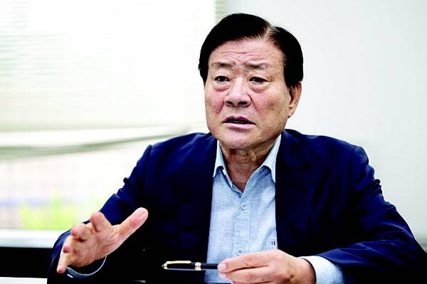 노기태 전 부산 강서구청장이 김해신공항 사업 재추진을 주장하고 있다.  전민철 기자