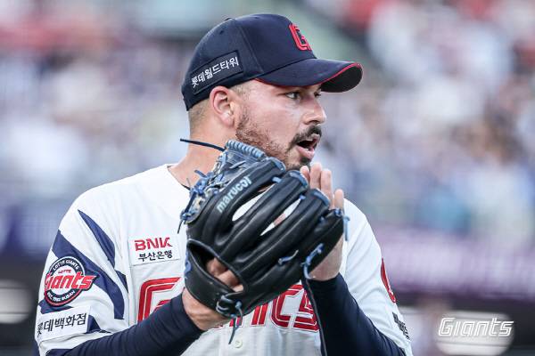 17일 부산 사직구장에서 열린 삼성과 3연전 마지막 경기에서 선발 등판한 롯데 알렉 감보아가 수비진을 독려하고 있다. 롯데 자이언츠 제공