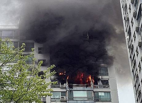 Fire breaks out at an apartment building in Changjeon-dong, Mapo District in western Seoul, on Aug. 17. [NEWS1]