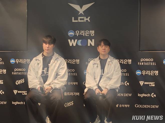 ‘제카’ 김건우와 최인규 감독이 17일 서울 종로구 LCK 아레나에서 열린 ‘2025 LCK’ 정규시즌 4라운드 젠지와의 경기가 끝나고 취재진과 기자회견을 하고 있다. 송한석 기자