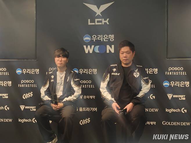 ‘기인’ 김기인과 김정수 감독이 17일 서울 종로구 LCK 아레나에서 열린 ‘2025 LCK’ 정규시즌 4라운드 한화생명과의 경기가 끝나고 취재진과 기자회견을 하고 있다. 송한석 기자