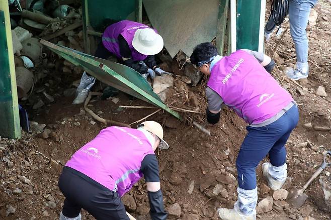 강원랜드 임직원들이 지난 8일 특별재난지역으로 선포된 경기 가평지역을 찾아 침수 주택 정비와 토사 제거, 구호 물품 정리 등을 하며 복구 지원 활동에 힘을 보태고 있다. 강원랜드 제공