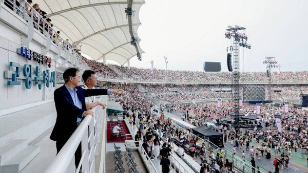 이동환 고양특례시장이 7월5일~6일 고양종합운동장에서 열린 블랙핑크 월드투어 콘서트가 시작되기 전 현장점검을 하고 있다. 고양특례시 제공