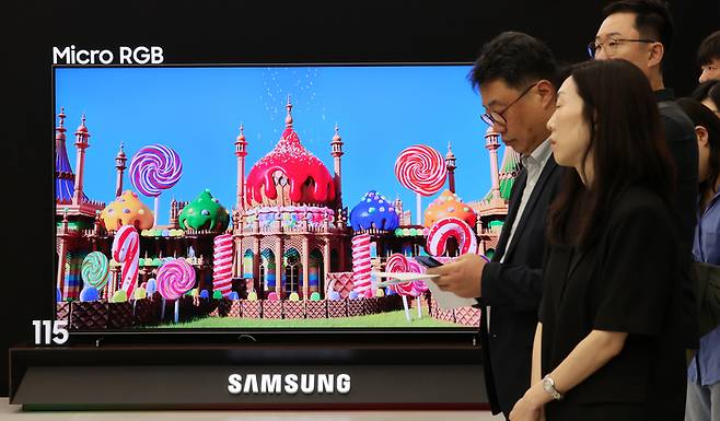 지난 12일 삼성전자 ‘마이크로 RGB TV’ 미디어 브리핑이 열린 서울 삼성 강남에 마이크로 RGB TV가 전시돼 있다. 차세대 디스플레이 기술을 집약한 마이크로 RGB TV는 115형 대형 스크린에 마이크로 사이즈 RGB(빨강, 초록, 파랑) LED를 초미세 단위로 배열한 RGB 컬러 백라이트를 적용한 것이 특징이다. [사진출처 = 연합뉴스]