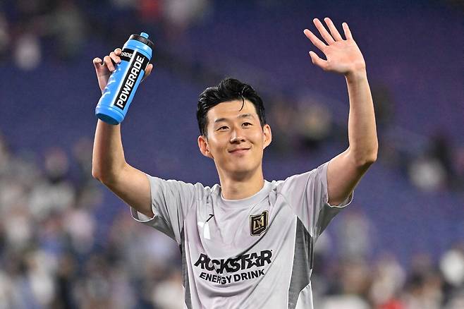 17일 로스앤젤레스(LA) FC 선발 데뷔전을 치른 손흥민이 경기가 끝난 뒤 관중에게 인사하고 있다.  로이터 연합뉴스