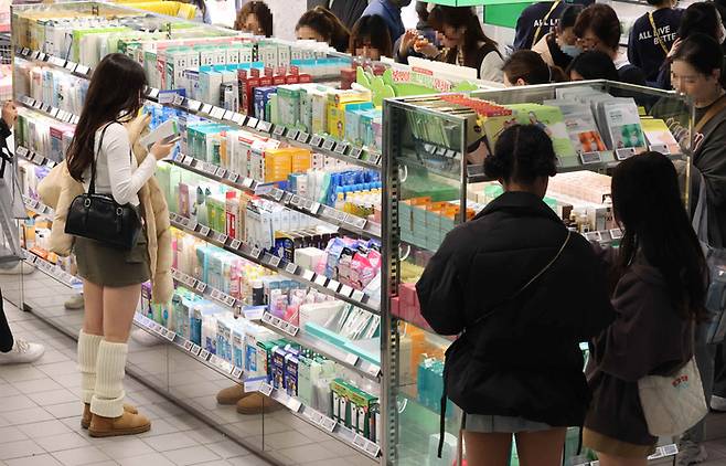 서울 중구 명동 CJ올리브영 방문객들이 화장품을 고르고 있다. (매경DB)