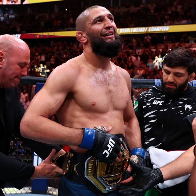 함자트 치마에프는 17일(한국시간) 미국 일리노이주 시카고 유나이티드 센터에서 열린 드리커스 뒤플레시와의 UFC 319 메인 이벤트 미들급 타이틀전에서 5라운드 만장일치 판정승, 새로운 챔피언이 됐다. 사진=X