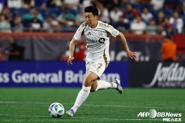 손흥민이 계속해서 자신의 실력을 과시했다. 17일 미국 메사추세츠주 질레트 스타디움에서 열린 뉴잉글랜드 레볼루션과 2025 미국 메이저리그사커(MLS) 정규리그 원정에서 로스앤젤레스(LA)FC 이적 후 첫 공격포인트를 올렸다. 사진(미국 폭스보로)=ⓒAFPBBNews = News1