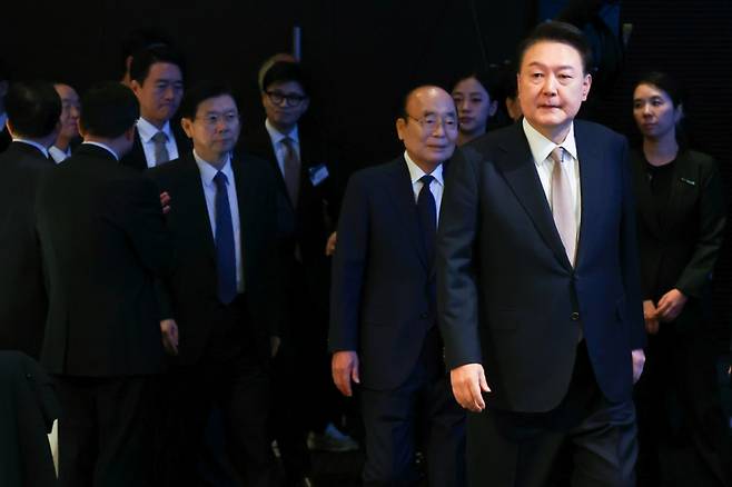 [서울=뉴시스] 최진석 기자 = 윤석열 대통령이 22일 서울의 한 호텔에서 열린 제56회 국가조찬기도회에 이봉관 대한민국국가조찬기도회 회장, 한동훈 국민의힘 대표를 비롯한 참석자들과 입장하고 있다. 2024.11.22. myjs@newsis.com /사진=최진석