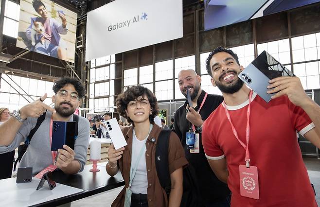 7월 9일(현지 시간) 미국 뉴욕 브루클린 듀갈 그린하우스에서 열린 하반기 '갤럭시 언팩 2025'에서 관람객들이 갤럭시 Z 폴드7를 체험하고 있다. /사진=삼성전자