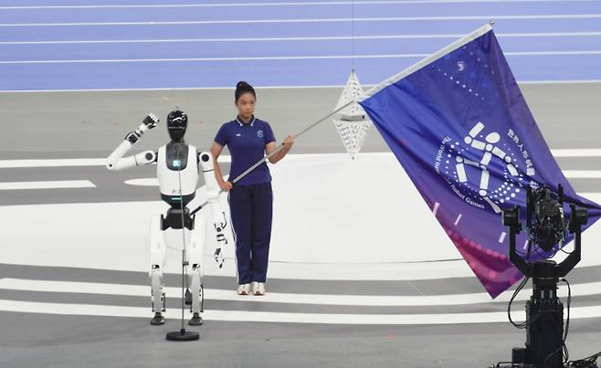 [베이징=신화/뉴시스] 14일 중국 수도 베이징에서 열린 2025 세계 휴머노이드 로봇 게임 개막식에서 휴머노이드 로봇이 선서를 하고 있습니다. 2025.08.15
