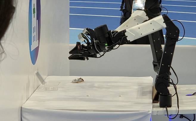 [베이징=뉴시스] 박정규 특파원 = 15일 오전 '2025 세계휴머노이드로봇운동회'가 열린 중국 베이징 국가스피드스케이팅경기장에서 경기에 참가한 로봇이 알약을 집어 약통에 옮기고 있다. 2025.08.15