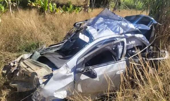 400m 절벽 앞에 차를 세우고 데이트를 즐긴 한 커플이 사망한 채 발견됐다. 사진은 지난 5일 브라질에서 발견된 차량의 모습. /사진=데일리스타 캡처