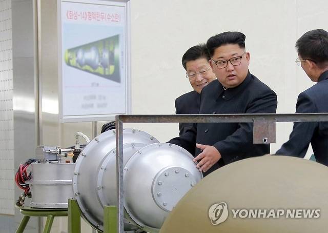 핵탄두 살펴보는 김정은 북한 국무위원장