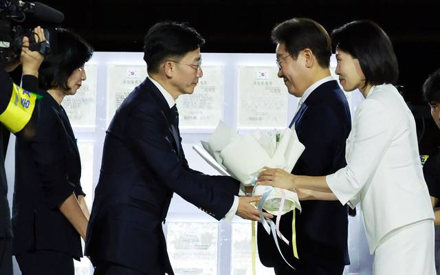 이재명 대통령이 15일 서울 세종대로 광화문광장에서 열린 제21대 대통령 국민임명식 ‘광복 80년, 국민주권으로 미래를 세우다’ 행사에서 이국종 국군대전병원장, 이연수 NC AI대표로부터 임명장을 받고 있다. 뉴시스
