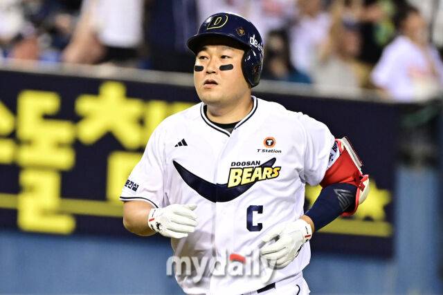 6일 서울 잠실야구장에서 열린 '2025 신한 SOL BANK KBO리그' KT 위즈와 두산 베어스 경기. 두산 양의지가 6회말 선두타자로 나와 솔로포를 친 후 그라운드를 돌고 있다./마이데일리