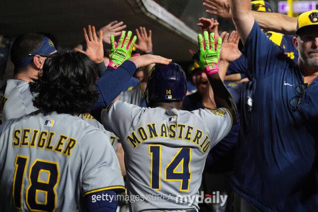 밀워키 몬나스테리오(14번)가 17일 신시내티와 경기에서 11회초 스리런포를 터뜨린 후 동료들의 축하를 받고 있다. /게티이미지코리아