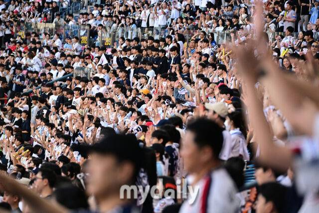 2025년 6월 5일 오후 서울 잠실구장에서 진행된 '2025 신한 SOL뱅크 KBO 리그' KIA 타이거즈와 두산 베어스의 경기. 야구 팬들이 응원하고 있다./마이데일리