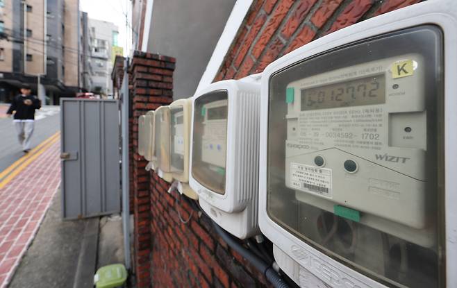 서울 시내 주택가에 설치된 전력량계.