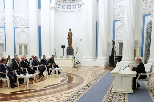 블라디미르 푸틴 러시아 대통령이 16일(현지시간) 모스크바 크렘린에서 알래스카에서 열린 미러 정상회담 결과를 논의하기 위한 실무 회의를 열고 있다. [EPA]