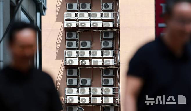 [서울=뉴시스] 이영환 기자 = 서울 시내의 한 건물에 에어컨 실외기가 가득하다.2025.08.04. 20hwan@newsis.com