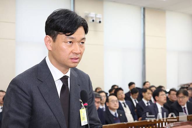 [서울=뉴시스] 고승민 기자 = 비상계엄 사태 연루 의혹을 받는 박현수 서울경찰청장 직무대리가 지난 2월 18일 서울 여의도 국회에서 열린 제422회 국회(임시회) 행정안전위원회 제1차 전체회의에서 의원 질의에 답하고 있다. 2025.02.18. kkssmm99@newsis.com