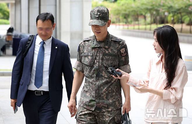 [서울=뉴시스] 김선웅 기자 = 평양 무인기 침투 관여 의혹을 받는 김용대 전 드론작전사령관이 17일 서울 서초구 서울고등검찰청에 위치한 내란특검에서 진행되는 피의자 조사에 출석하고 있다. 2025.08.17. mangusta@newsis.com