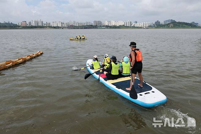[서울=뉴시스] 권창회 기자 = 17일 서울 마포구 난지한강공원에서 시민들이 2025 한강페스티벌의 일환인 '카약 타Go, 패들보드 타Go' 행사를 즐기고 있다. 2025.08.17. kch0523@newsis.com