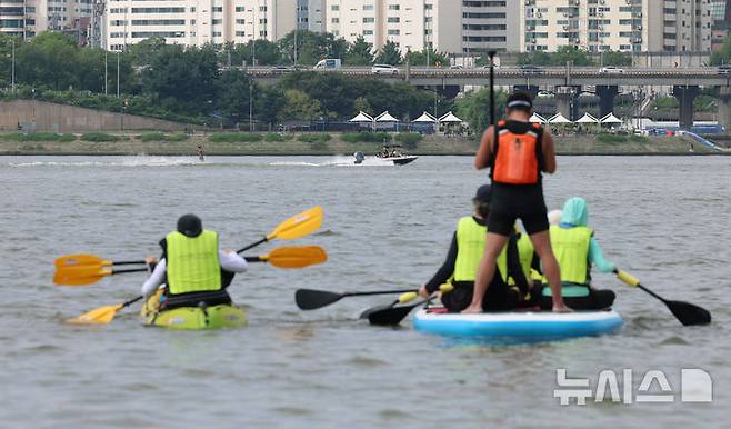 [서울=뉴시스] 권창회 기자 = 17일 서울 마포구 난지한강공원에서 시민들이 2025 한강페스티벌의 일환인 '카약 타Go, 패들보드 타Go' 행사를 즐기고 있다. 2025.08.17. kch0523@newsis.com