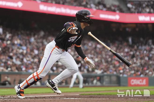 [샌프란시스코=AP/뉴시스] 샌프란시스코 자이언츠의 이정후가 8일(현지 시간) 미 캘리포니아주 샌프란시스코 오라클 파크에서 열린 2025 메이저리그 필라델피아 필리스와의 경기 2회 말 1루 주자 마이크 야스트렘스키를 3루까지 보내는 우전 안타를 치고 있다. 야스트렘스키는 윌 스미스의 적시타로 득점했다. 2025.07.09.