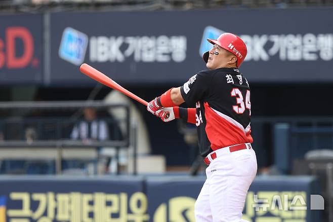 [서울=뉴시스]프로야구 KIA 타이거즈의 베테랑 타자 최형우가 17일 잠실구장에서 열린 2025 신한 쏠뱅크 두산 베어스와의 경기에 4번 지명타자로 선발 출전해 1회초 희생플라이를 쳐내며 타점을 올리고 있다. (사진=KIA 타이거즈 제공) 2025.08.17. photo@newsis.com