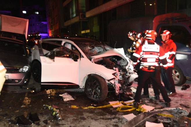 16일 오후 11시34분께 서울 동작구 상도동의 한 골목에서 대리기사가 몰던 승용차가 주택 외벽과 전봇대를 들이받는 사고가 발생한 현장. (사진=서울 동작소방서 제공) *재판매 및 DB 금지