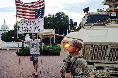 미 수도 워싱턴DC에 배치된 군 병력과 시위자 [로이터=연합뉴스 자료사진 제공]