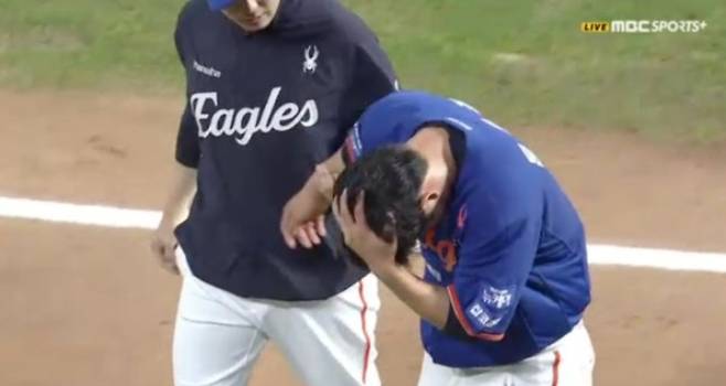 한화 선발 문동주가 16일 NC와 원정에 선발 등판해 4회 타구에 오른 팔뚝을 맞고 고통스러워 하며 교체되는 모습. MBC 스포츠플러스 중계 화면 캡처