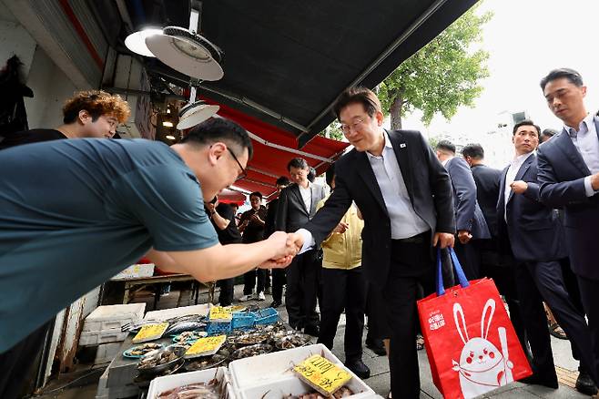 이재명 대통령이 17일 서울 은평구 연서시장을 방문해 상인과 인사하고 있다. 대통령실 제공
