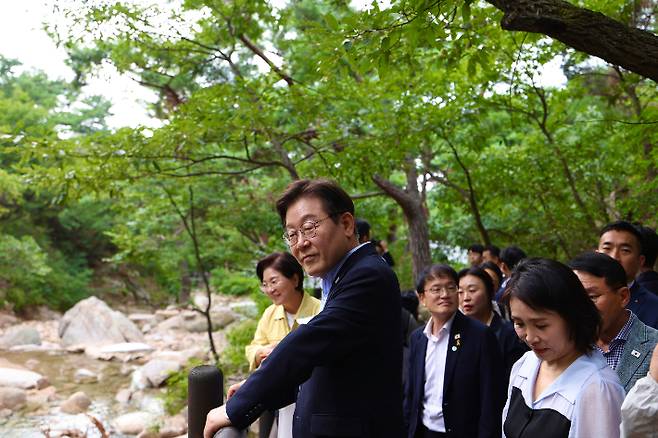 이재명 대통령과 김혜경 여사가 17일 서울 은평구 진관사를 방문해 계곡을 살피고 있다. 대통령실 제공