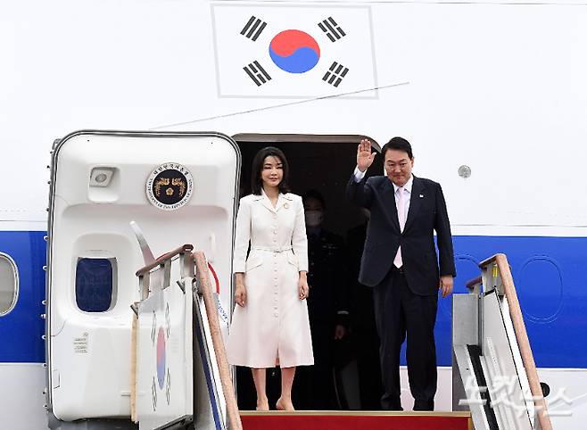 윤석열 전 대통령과 부인 김건희씨가 지난 2022년 6월 27일 오후 경기 성남 서울공항에서 스페인 마드리드에서 열리는 나토(NATO, 북대서양조약기구) 정상회의 참석을 위해 취임 후 첫 해외순방길에 오르고 있다. 황진환 기자