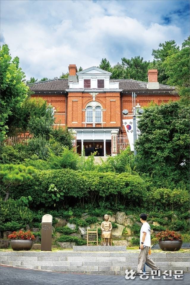 유달산 기슭에 우뚝 서 있는 목포근대역사관 1관. 1900년에 지어진 일본영사관 건물이다. 목포=현진 프리랜서 기자