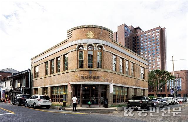 카페로 활용되고 있는 옛 화신연쇄점 건물은 곡선으로 된 정면이 인상적이다.