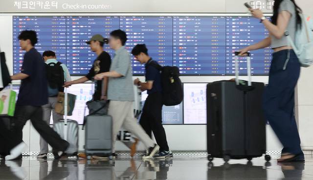 여름휴가 성수기인 이달 인천국제공항 제1여객터미널 출국장이 해외로 출국하는 여행객들로 붐비고 있다. 연합뉴스