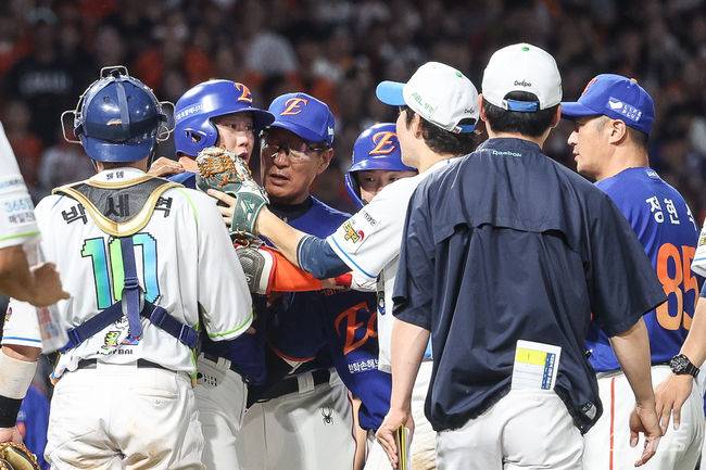 한화 하주석이 16일 창원 NC전에서 6회 삼진을 잡고 포효한 NC 투수 신민혁에게 불만을 나타내고 있다. /NC 다이노스 제공