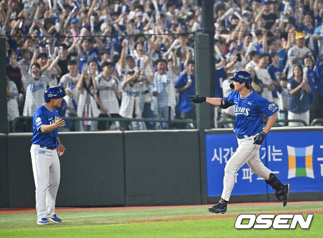 [OSEN=부산, 이석우 기자] 16일 부산 사직야구장에서 2025 신한 SOL 뱅크 KBO 리그 롯데 자이언츠와 삼성 라이온즈의 경기가 열렸다. 홈팀 롯데는 박세웅이, 방문팀 삼성은 최원태가 선발 출전했다.삼성 라이온즈 구자욱이 9회초 2사 우월 솔로 홈런을 치고 기뻐하고 있다. 2025.08.16 / foto0307@osen.co.kr