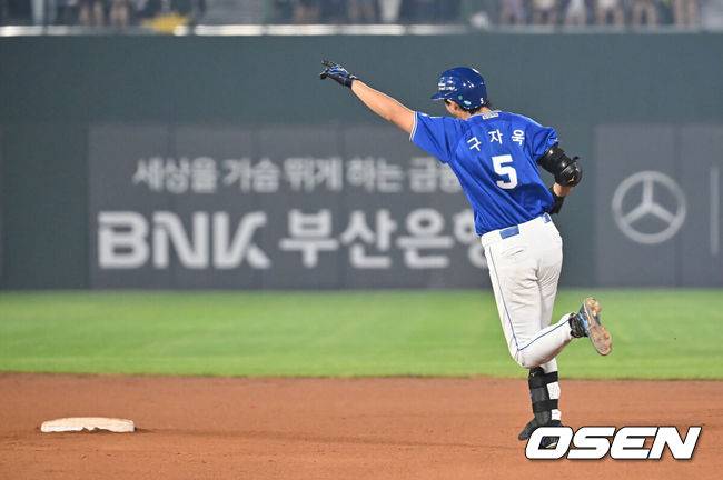 [OSEN=부산, 이석우 기자] 16일 부산 사직야구장에서 2025 신한 SOL 뱅크 KBO 리그 롯데 자이언츠와 삼성 라이온즈의 경기가 열렸다. 홈팀 롯데는 박세웅이, 방문팀 삼성은 최원태가 선발 출전했다.삼성 라이온즈 구자욱이 9회초 2사 우월 솔로 홈런을 치고 기뻐하고 있다. 2025.08.16 / foto0307@osen.co.kr