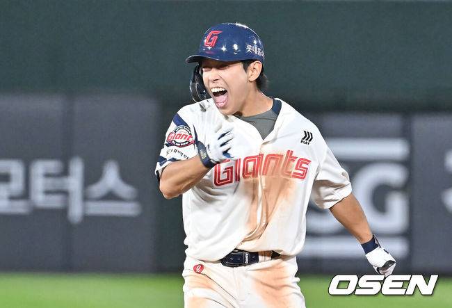 [OSEN=부산, 이석우 기자] 17일 부산 사직야구장에서 2025 신한 SOL 뱅크 KBO 리그 롯데 자이언츠와 삼성 라이온즈의 경기가 열렸다. 홈팀 롯데는 감보아가, 방문팀 삼성은 이승현이 선발 출전했다.롯데 자이언츠 황성빈이 9회말 1사 우월 동점 솔로 홈런을 치고 환호하고 있다. 2025.08.17 / foto0307@osen.co.kr