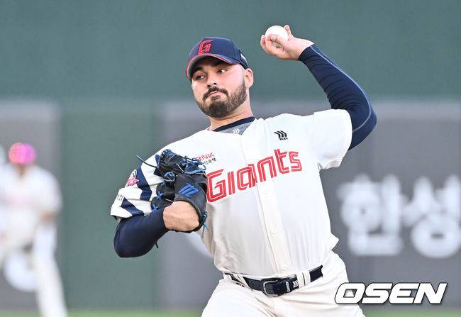 [OSEN=부산, 이석우 기자] 17일 부산 사직야구장에서 2025 신한 SOL 뱅크 KBO 리그 롯데 자이언츠와 삼성 라이온즈의 경기가 열렸다. 홈팀 롯데는 감보아가, 방문팀 삼성은 이승현이 선발 출전했다.롯데 자이언츠 선발 투수 감보아가 역투하고 있다. 2025.08.17 / foto0307@osen.co.kr