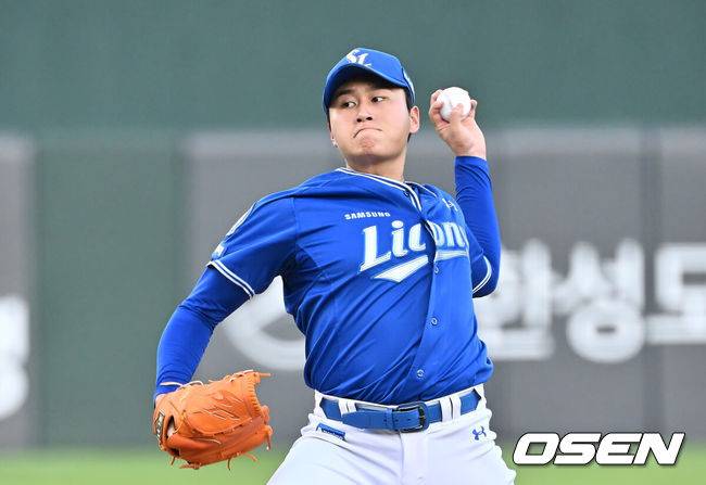 [OSEN=부산, 이석우 기자] 17일 부산 사직야구장에서 2025 신한 SOL 뱅크 KBO 리그 롯데 자이언츠와 삼성 라이온즈의 경기가 열렸다. 홈팀 롯데는 감보아가, 방문팀 삼성은 이승현이 선발 출전했다.삼성 라이온즈 선발 투수 이승현이 역투하고 있다. 2025.08.17 / foto0307@osen.co.kr