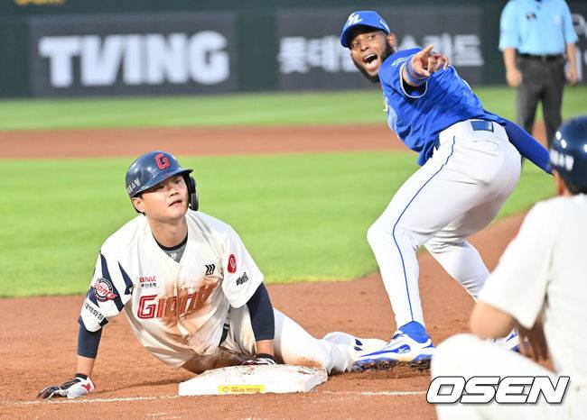 [OSEN=부산, 이석우 기자] 17일 부산 사직야구장에서 2025 신한 SOL 뱅크 KBO 리그 롯데 자이언츠와 삼성 라이온즈의 경기가 열렸다. 홈팀 롯데는 감보아가, 방문팀 삼성은 이승현이 선발 출전했다.롯데 자이언츠 손호영이 4회말 1사 1루 레이예스의 중견수 플라이 아웃때 1루 귀루했으나 아웃되고 있다. 2025.08.17 / foto0307@osen.co.kr