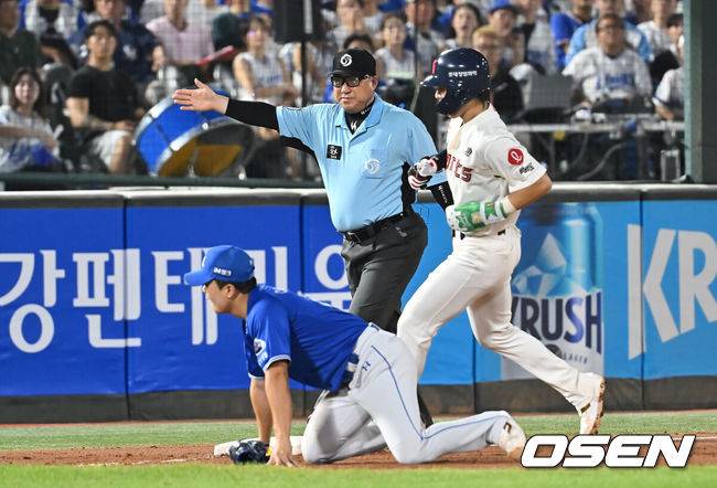 [OSEN=부산, 이석우 기자] 17일 부산 사직야구장에서 2025 신한 SOL 뱅크 KBO 리그 롯데 자이언츠와 삼성 라이온즈의 경기가 열렸다. 홈팀 롯데는 감보아가, 방문팀 삼성은 이승현이 선발 출전했다.롯데 자이언츠 한태양이 7회말 1사 1,2루 손호영의 3루수 오른쪽 내야 안타때 삼성 라이온즈 2루수의 3루 송구 실책으로 득점을 하고 있다. 2025.08.17 / foto0307@osen.co.kr