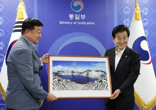 정동영 통일부 장관이 12일 서울 종로구 정부서울청사에서 열린 경협·교역·금강산 기업 단체 면담에서 앞서 참석자들과 인사하며 백두산 사진 선물을 받고 있다.&nbsp; &nbsp; 뉴시스